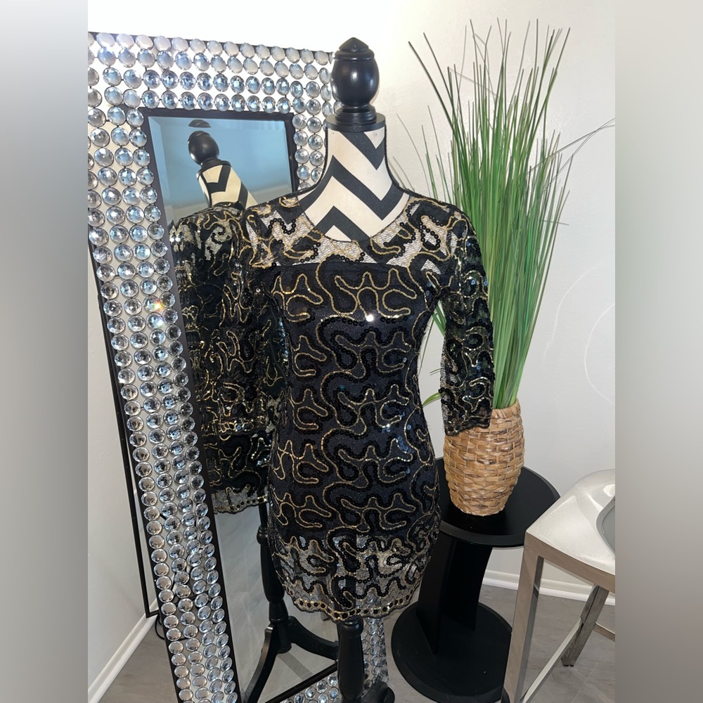 Women’s Vintage is a vintage Sho Max Originals cocktail dress